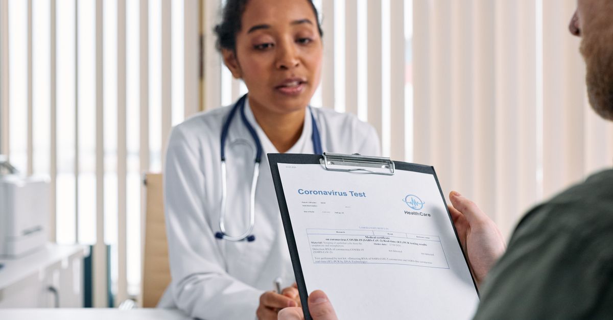 Ärztin bespricht mit einem Patienten die Ergebnisse einer Leistungsdiagnostik in einer modernen Praxis